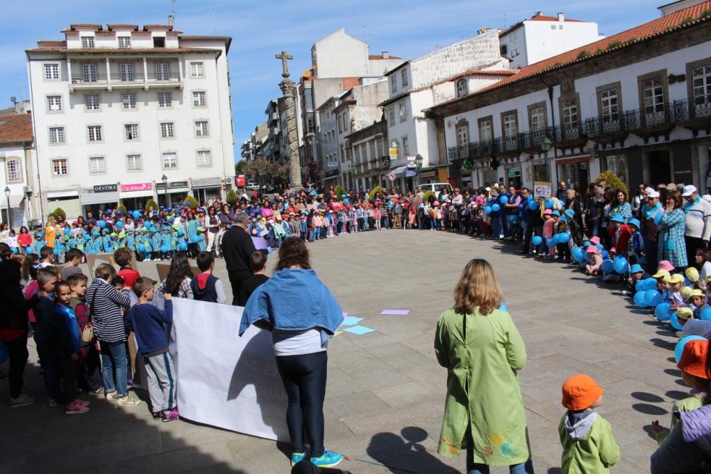 500 pessoas caminharam contra aos maus tratos na infância