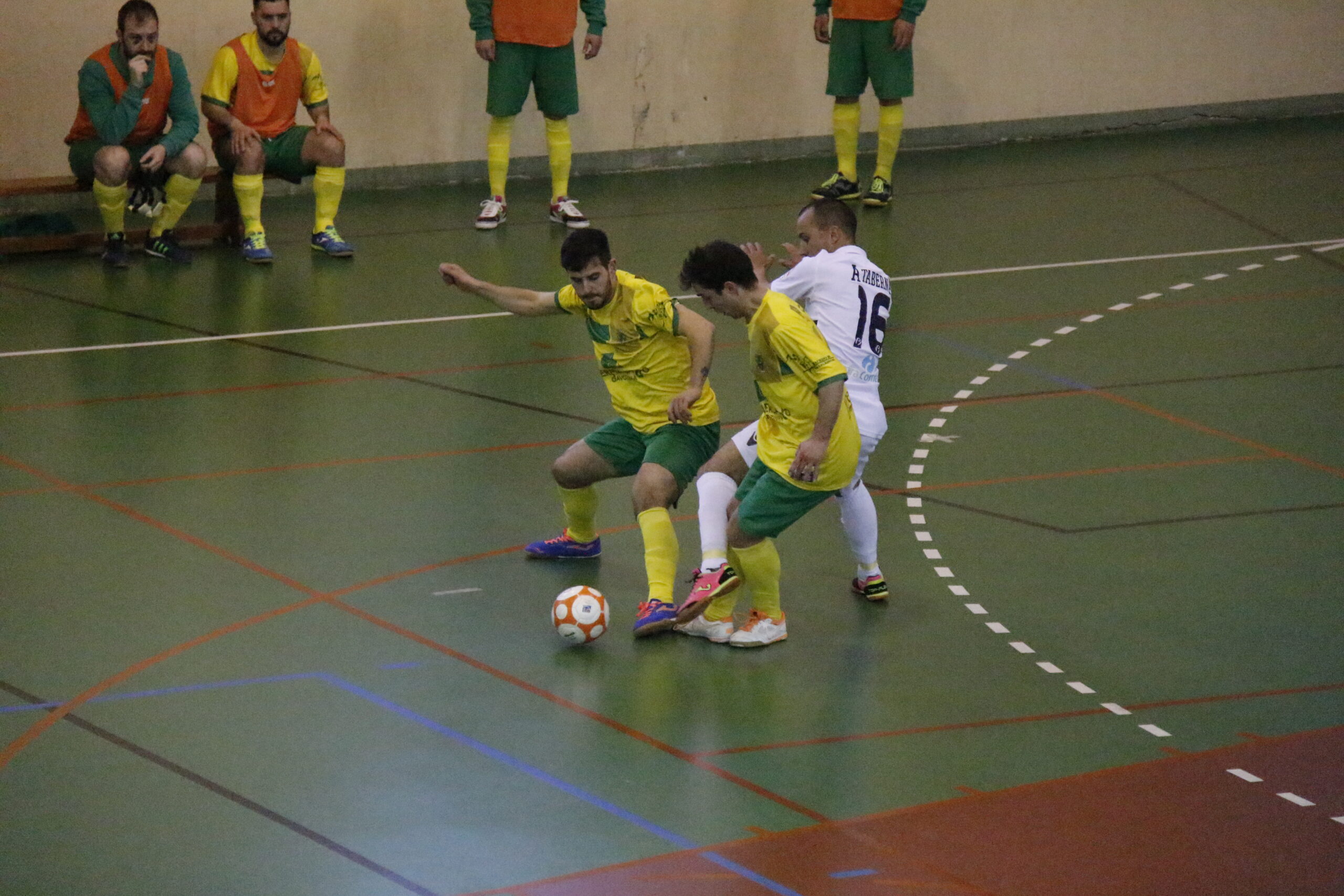 Macedense em vantagem nas meias