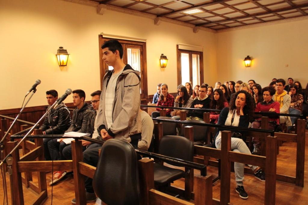 Alunos da EPPU participam em julgamento simulado de caso de Bullying