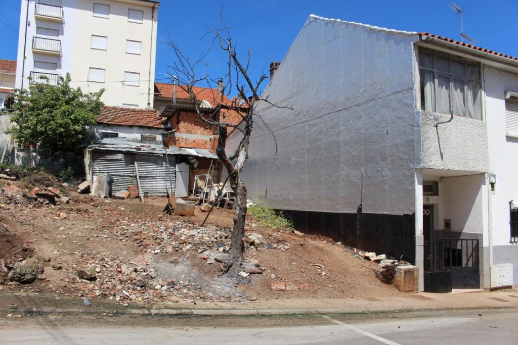 Moradores de rua brigantina indignados com fossa a céu aberto