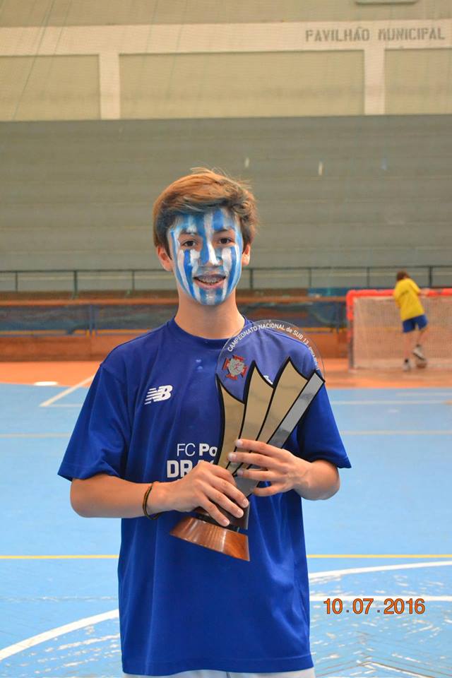 Frias soma e segue de dragão ao peito