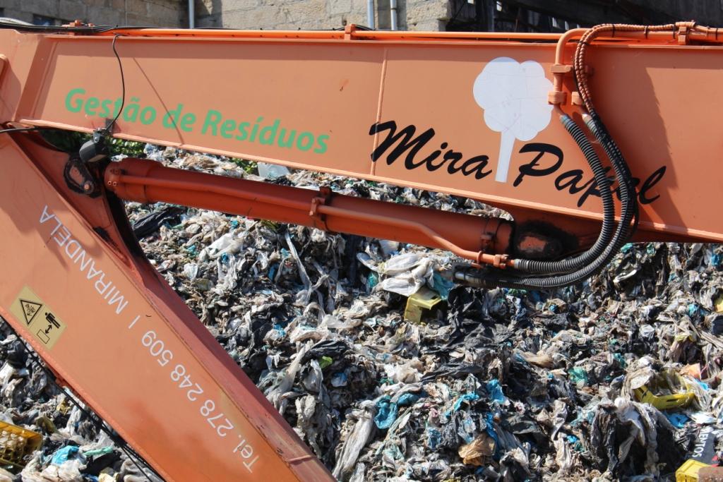 Aldeia do Cachão receia nova tragédia e reclama por conviver paredes meias com resíduos ainda em combustão