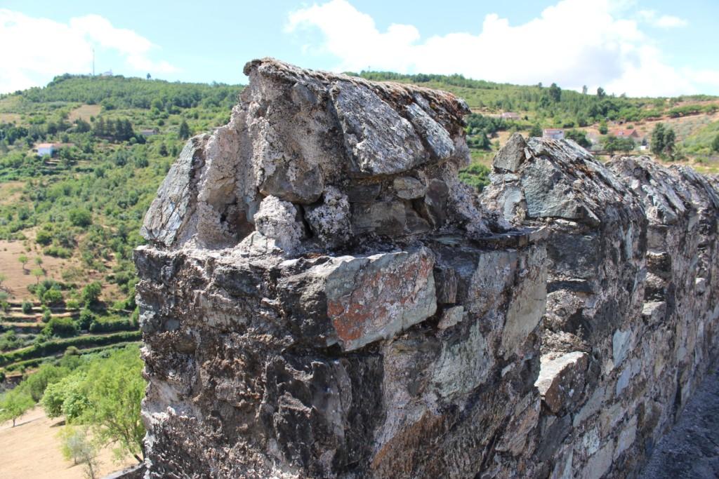 Muralhas do castelo de Bragança têm registado pequenas derrocadas. União de Freguesias decidiu intervir mesmo sem competências o efeito.
