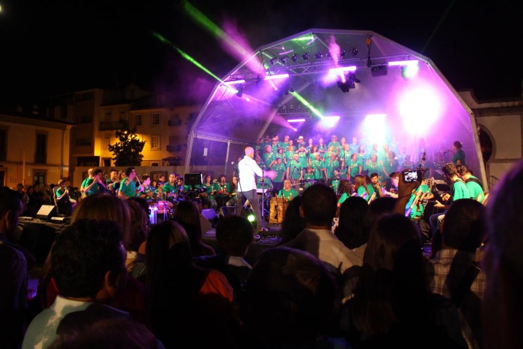 Praça Camões encheu para ver Orquestra Fervença