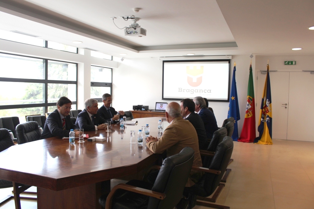 Embaixador dos EUA visita Bragança para promover cooperação empresarial, turística e de investigação