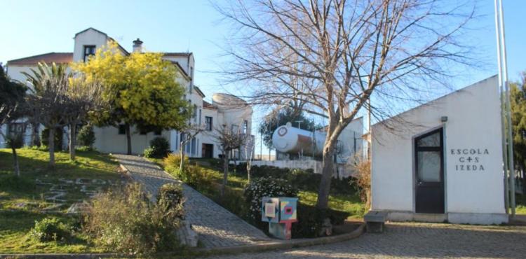 Autarca de Izeda preocupado com a situação da Escola Básica
