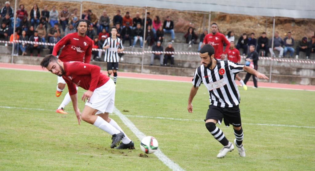 Estudantes empatam (1-1) e tiveram que se aplicar só com dez em campo