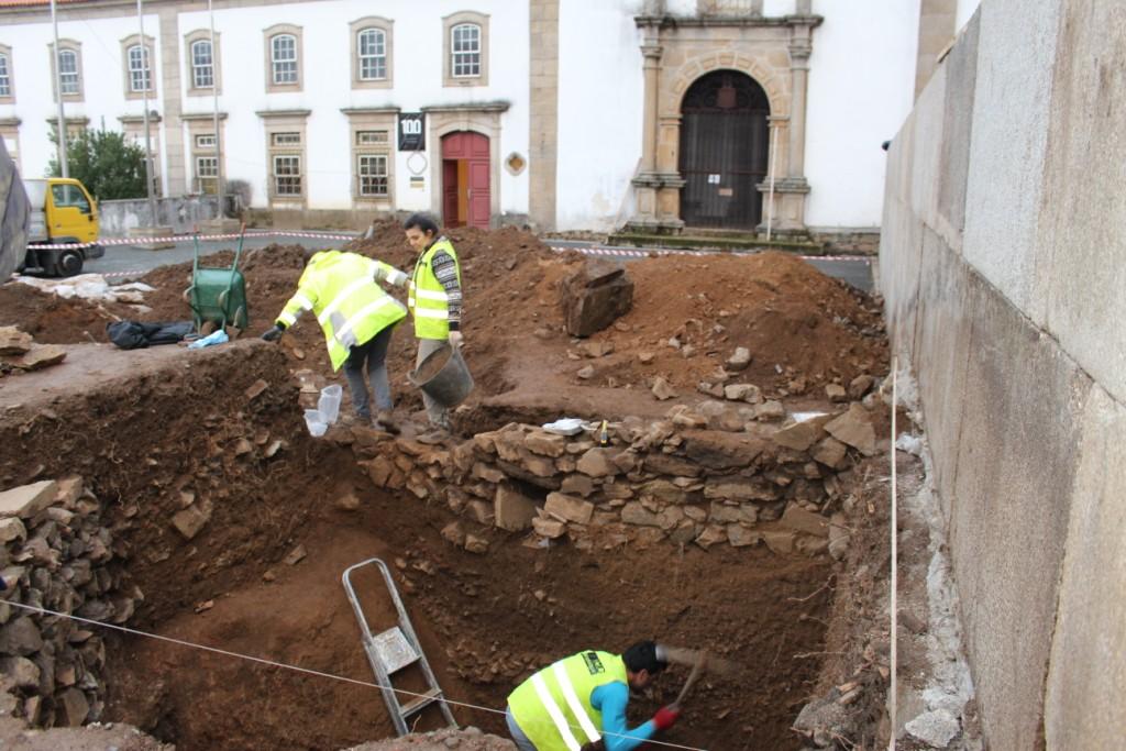Vestígios de condutas de água e galerias medievais encontrados junto ao Arquivo Distrital de Bragança