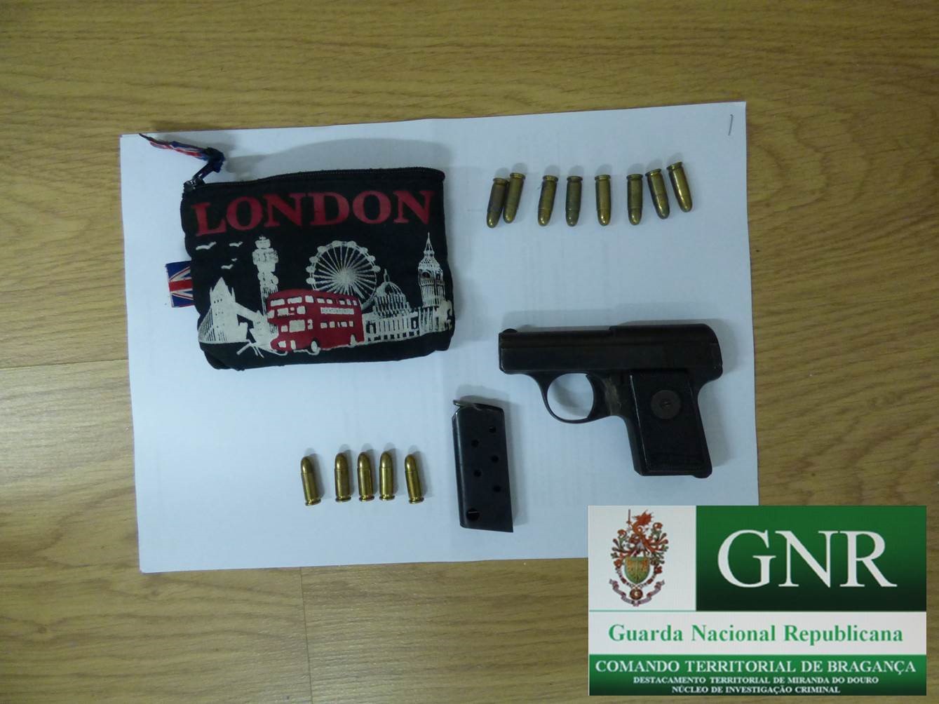 Homem detido por violência doméstica e posse ilegal de arma de fogo