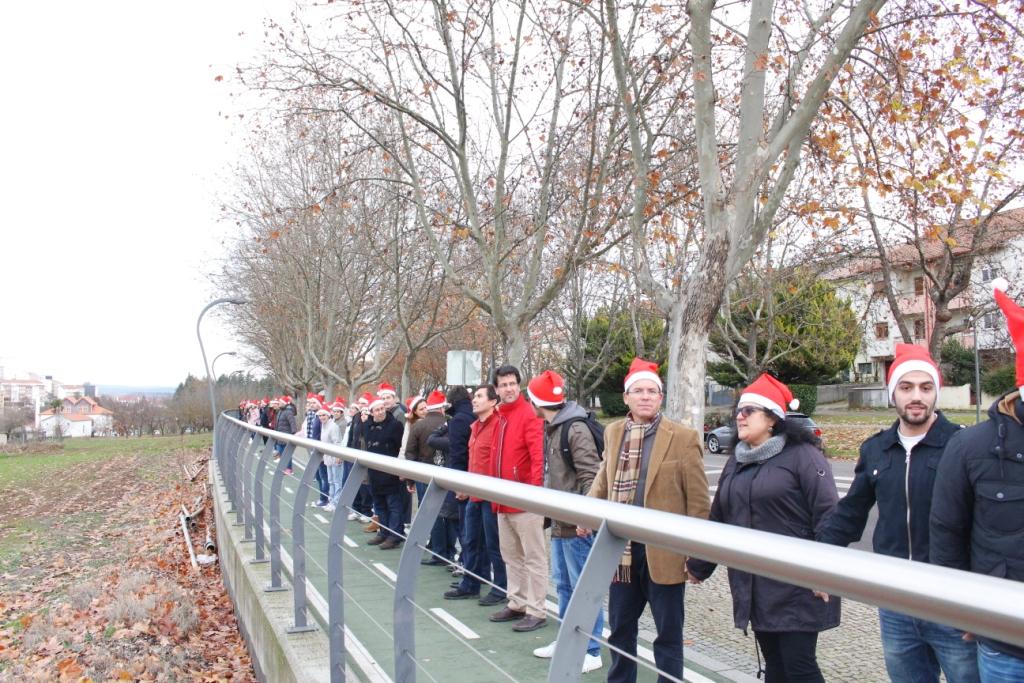 Cerca de 2000 pessoas protagonizaram abraço de Natal ao IPB