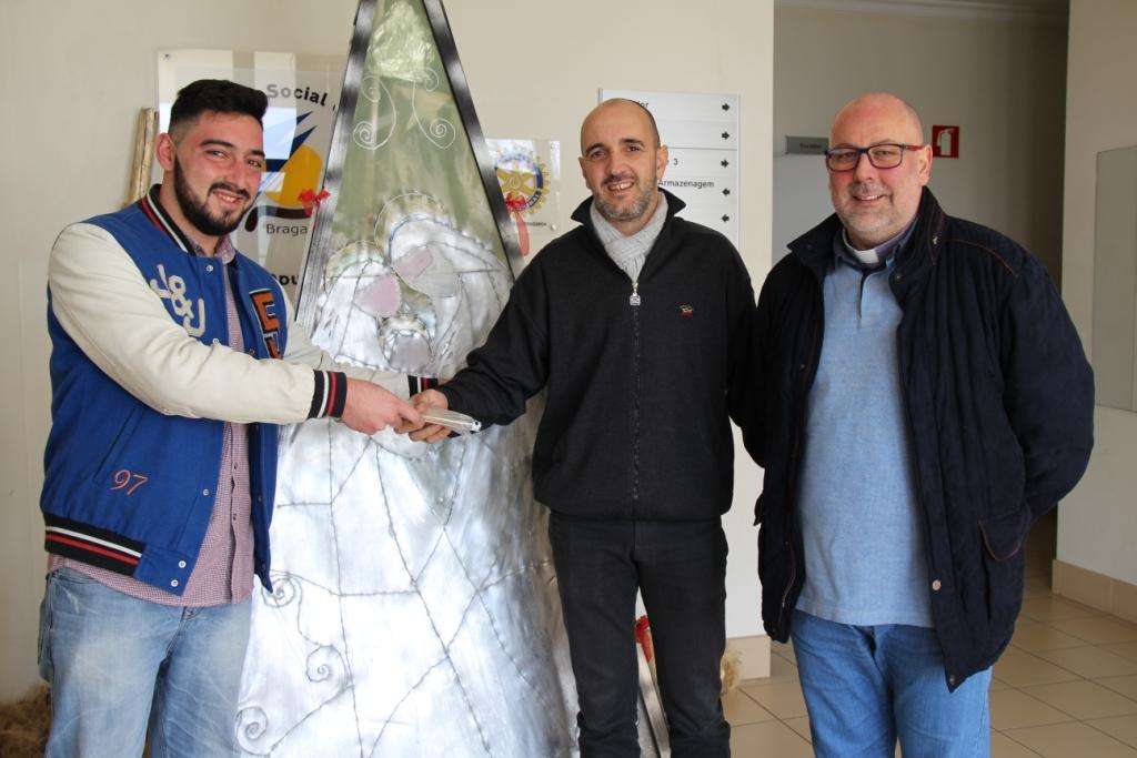 Estudantes da ESE entregam donativo ao Centro Social e Paroquial Santo Condestável