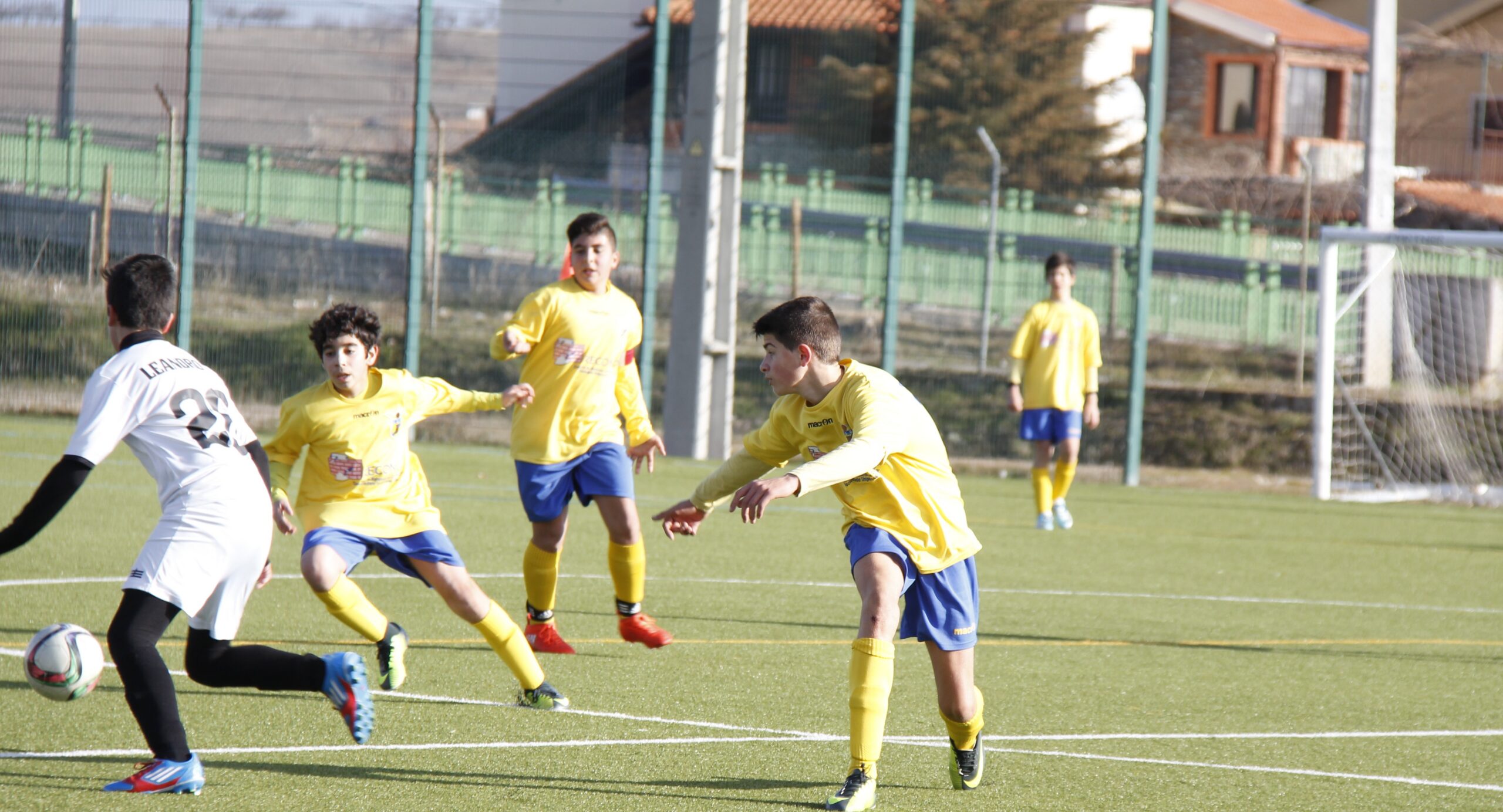 Bragança dá goleada e segue no encalço do líder