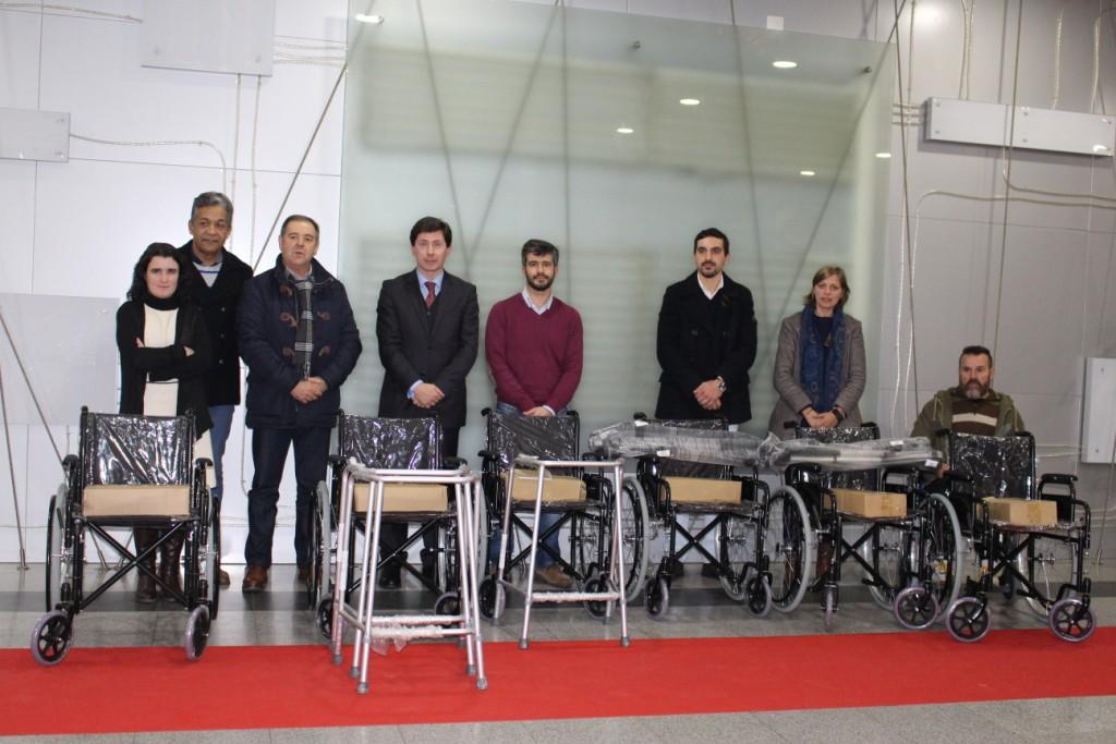 Azimute entregou material ortopédico a instituições e particulares resultante da angariação de tampas de plástico