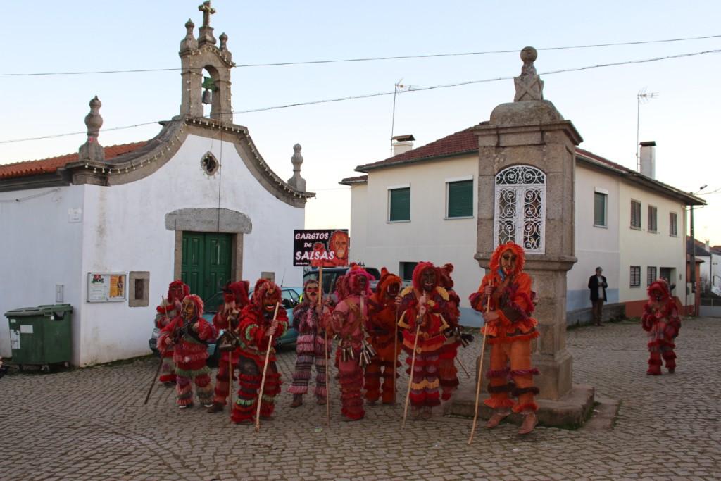 Mais de uma centena e meia de caretos invadiram as ruas de Salsas na Festa dos Reis