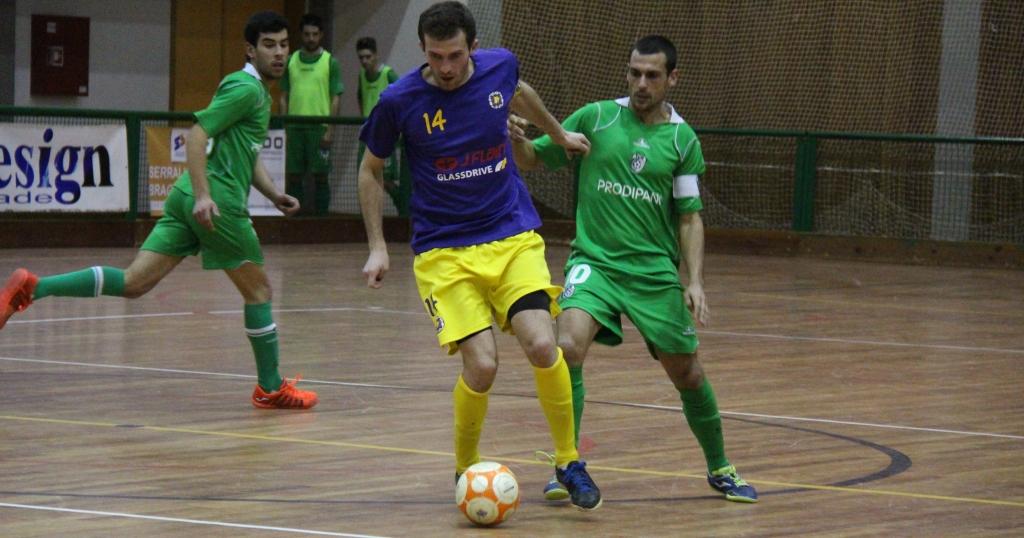 Pioneiros vencem (6-3) e regressam ao comando do campeonato distrital de futsal