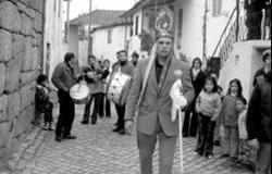 Em Vale de Salgueiro há um rei, tremoços, vinho e … crianças a fumar para festejar os reis e honrar o Santo Estevão