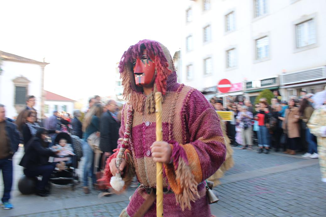 Desfile de Carnaval mais participado de sempre enche as ruas da cidade de Bragança