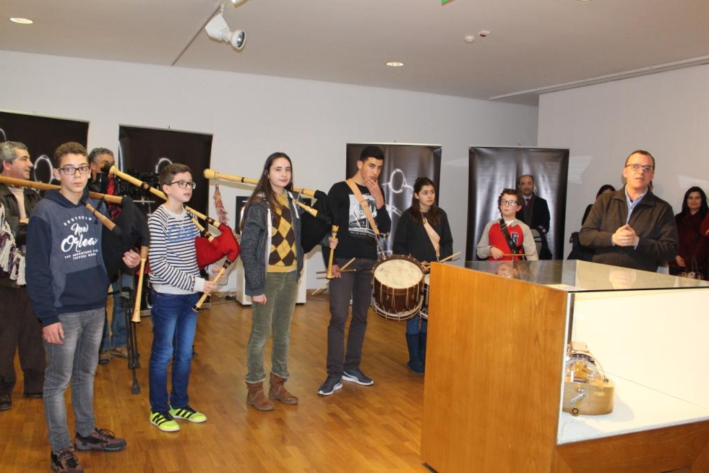 Vinte anos de carreira dos Galandum Galundaina estão expostos em Bragança