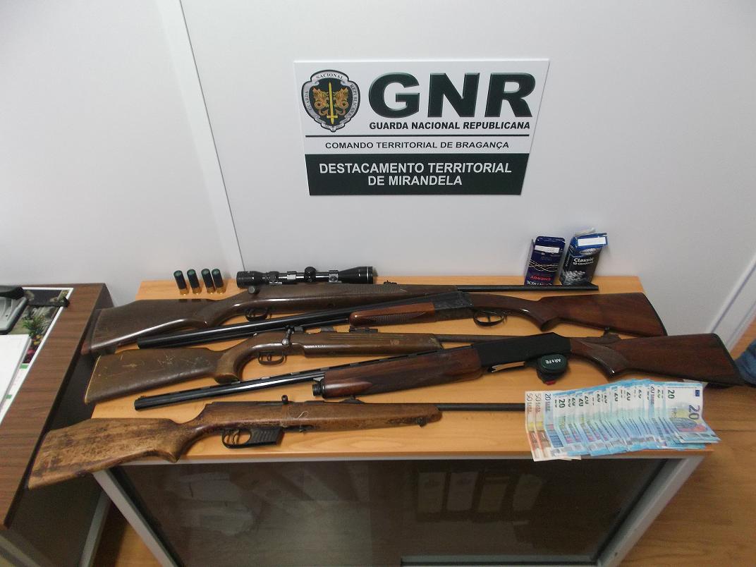 Cinco armas apreendidas e homem detido em investigação por lenocínio