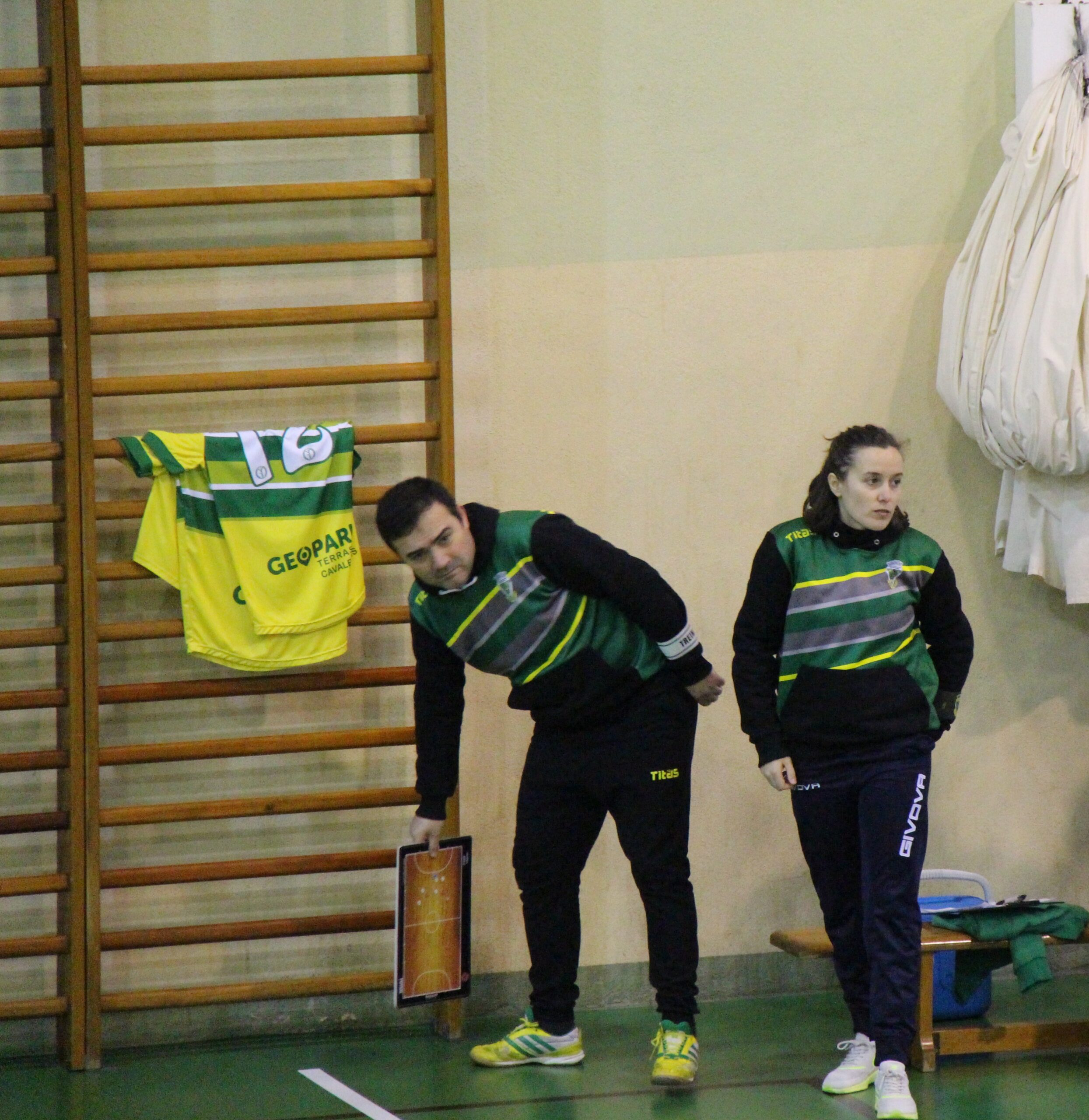 Macedense agarrado à calculadora