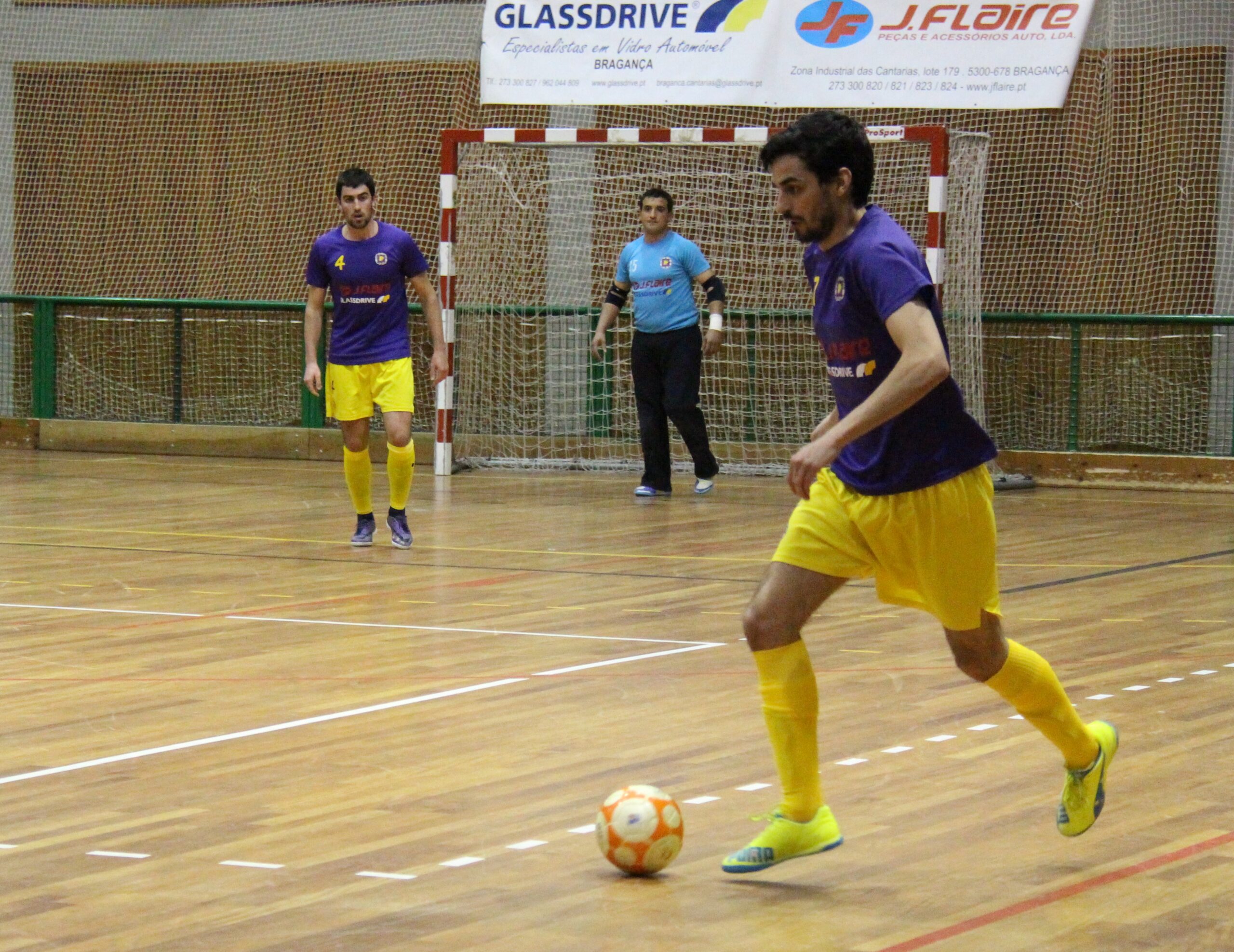 Pioneiros e Freixo nas meias-finais do play-off do distrital de futsal