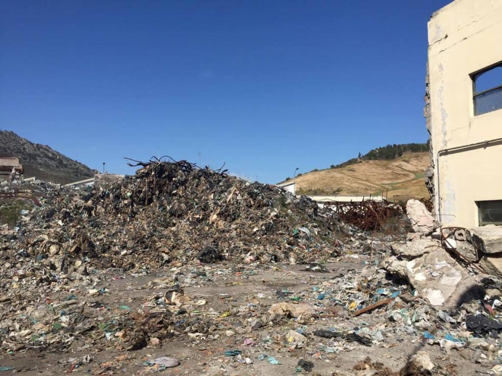 Recomeçou a retirada do lixo do Complexo agro-industrial do Cachão