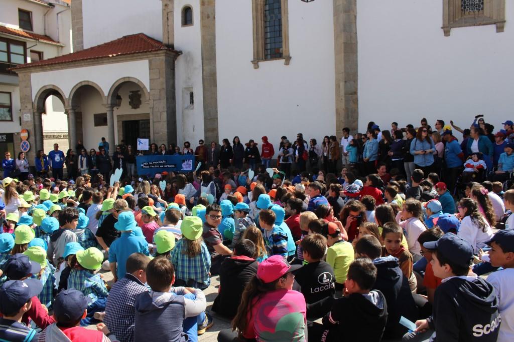 Bragança pintou-se de azul para a prevenção dos maus tratos na infância