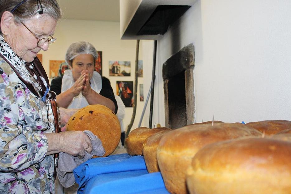 Idosos recordam como se faz o folar em Baçal