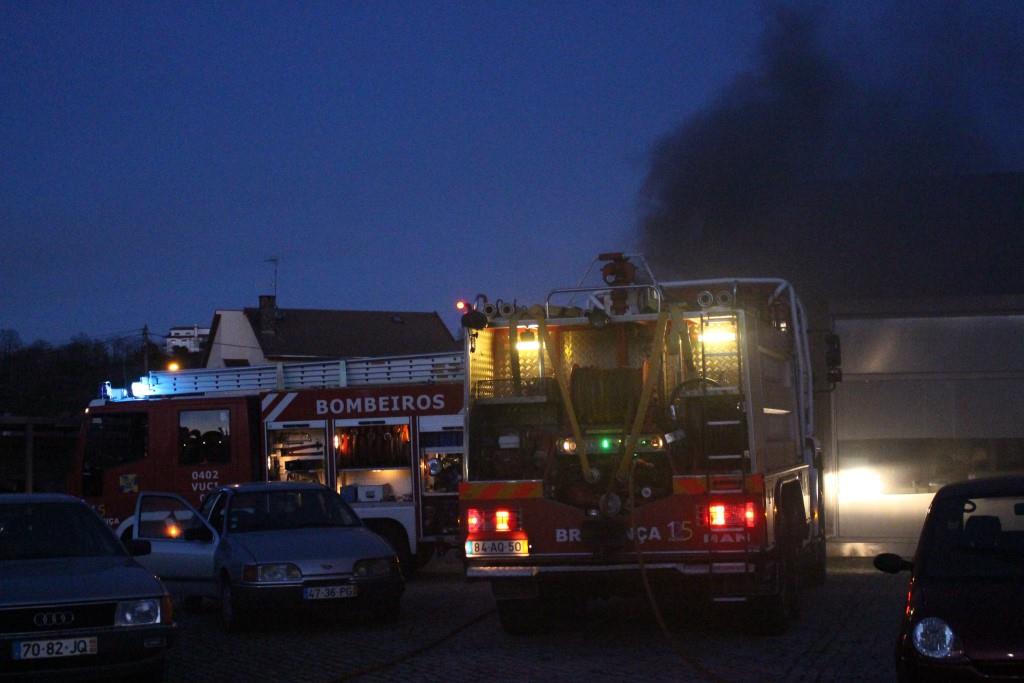 Incêndio consome parcialmente uma oficina na Avenida das Cantarias