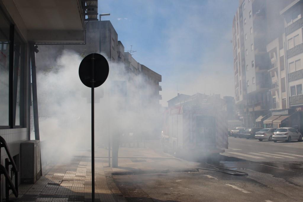 Incêndio hoje, ao início da tarde, na Avenida Sá Carneiro, em Bragança