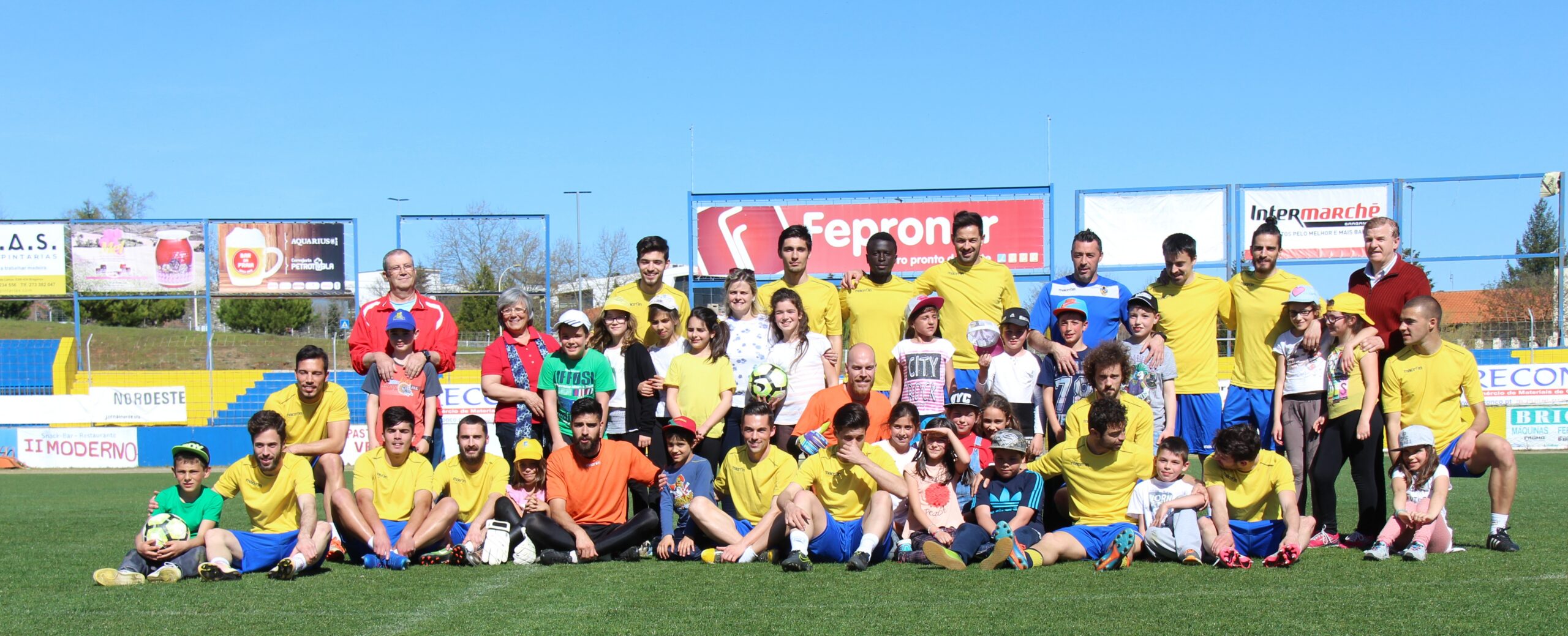 Alunos do 4º ano da Escola Básica do Campo Redondo participaram no treino do plantel do GDB