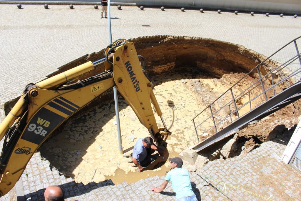 Cratera com três metros de profundidade numa das entradas principais do IPB