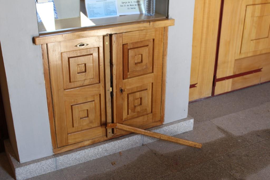 Marcas de sangue e vandalismo na catedral de Bragança