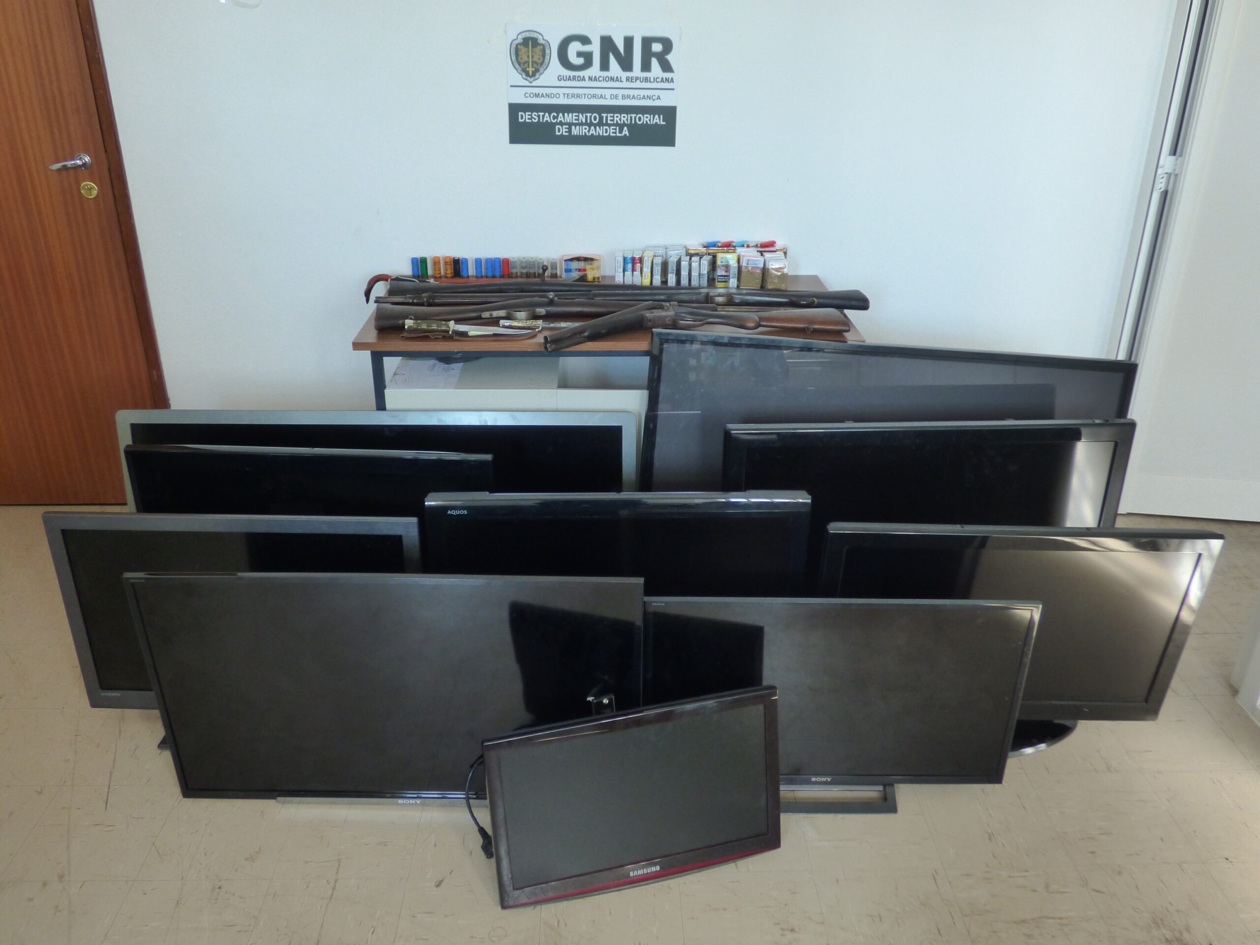 Homem detido por posse ilegal de armas no âmbito de investigação por furtos