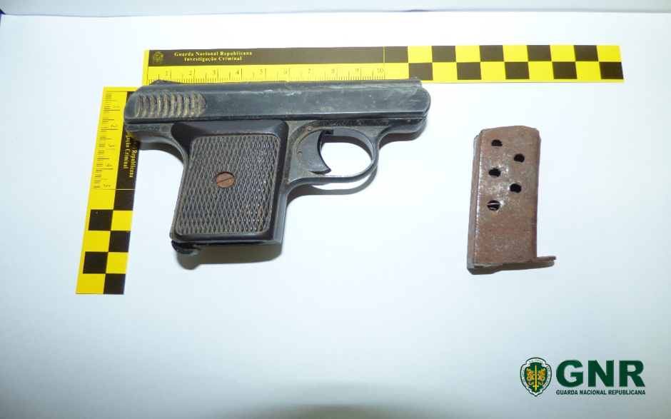 Arma apreendida em investigação por violência doméstica