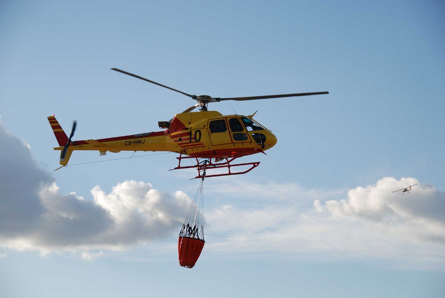 Incêndio em Sendim combatido por quatro meios aéreos
