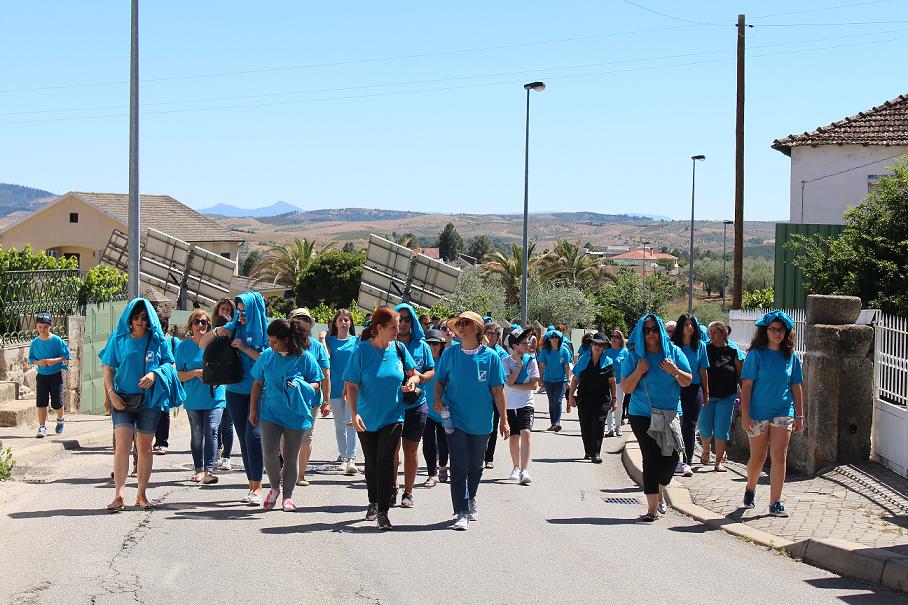 Alunos, pais e habitantes marcham contra encerramento do colégio da Torre D. Chama