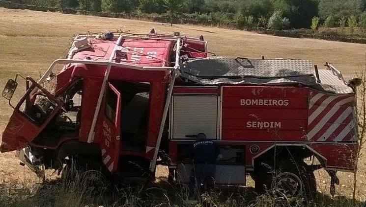 Cinco bombeiros feridos em acidente de viação em Freixo de Espada à Cinta