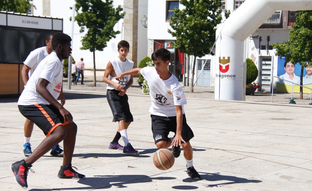 Torneio de rua cativa atletas para a prática do basquetebol