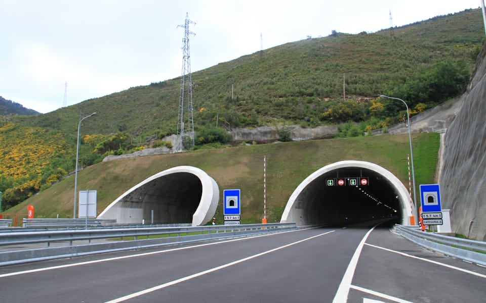 Actualizada: Túnel do Marão reaberto depois de veículo se ter incendiado