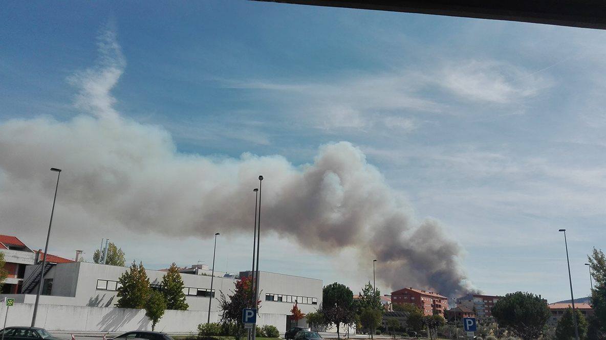 Incêndio no concelho de Macedo de Cavaleiros continua activo