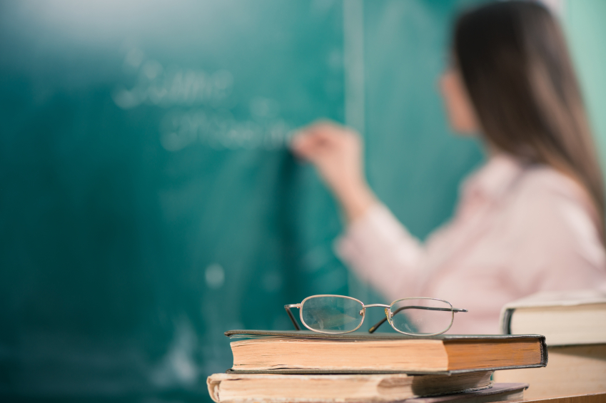 Professores colocados a centenas de quilómetros e ultrapassados por colegas menos graduados