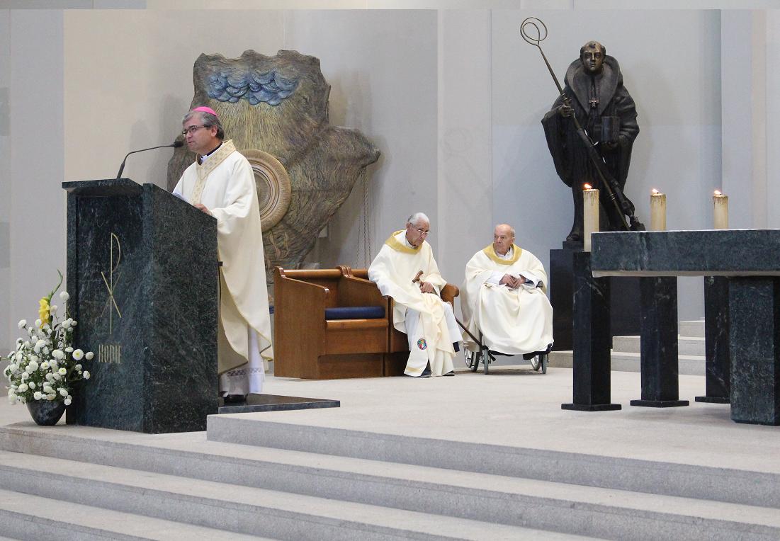 Padre centenário ainda celebra eucaristia