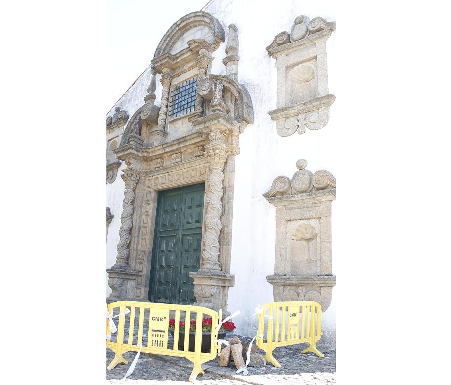 Pedra caiu do portal barroco da centenária da Igreja de Santa Maria, em Bragança