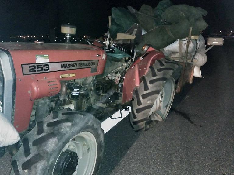 Idoso provoca acidente ao circulae com tractor em contramão na A4