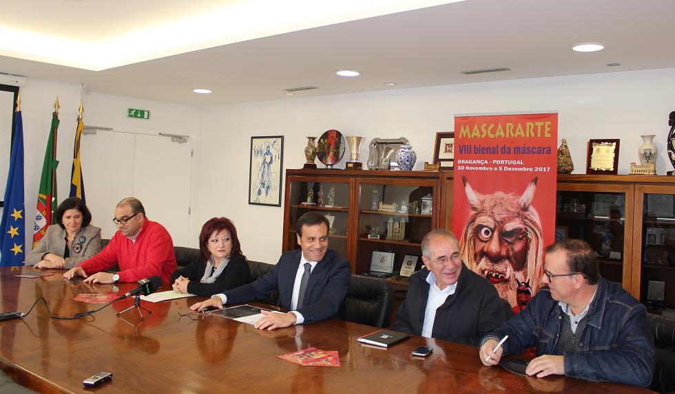Queima do Mascareto no castelo e construção de máscara humana em destaque na VIII Bienal da Máscara