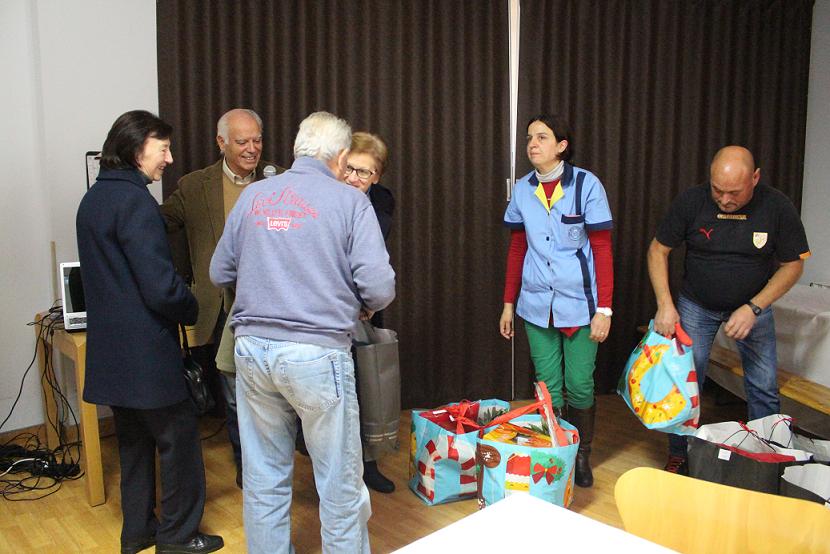 Obra Social Padre Miguel entrega cabazes de Natal a famílias carenciadas