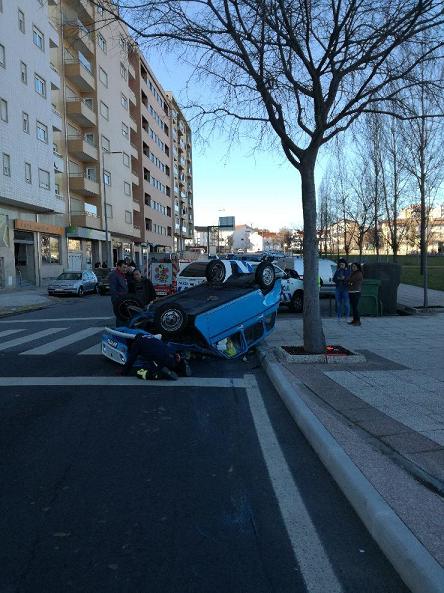 Capotamento na nova rotunda da Avenida das Forças Armadas faz um ferido