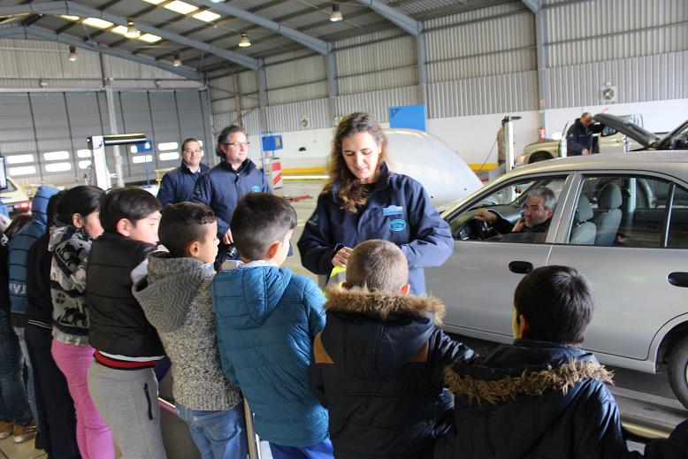 Crianças do 1.º Ciclo foram inspectores de automóveis por um dia em Bragança