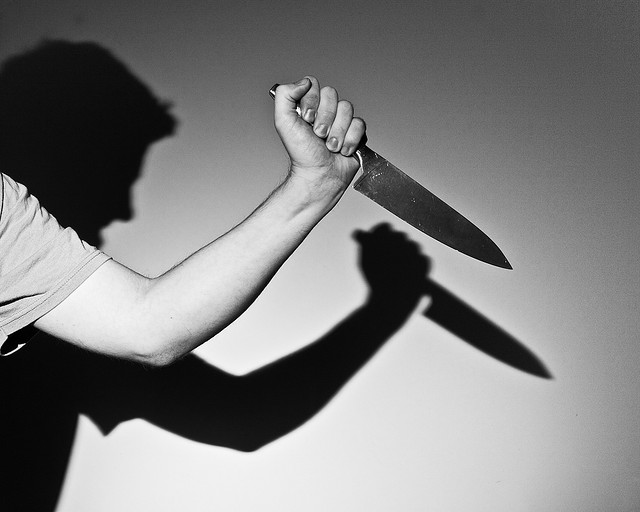 Homem tenta acalmar briga entre vizinhos e leva uma facada